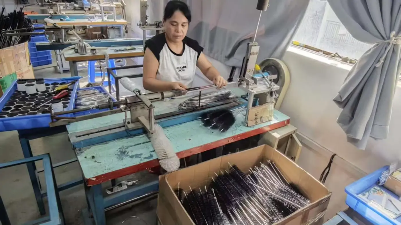 Manual workstation for assembling and shaping twisted wire cleaning brushes.